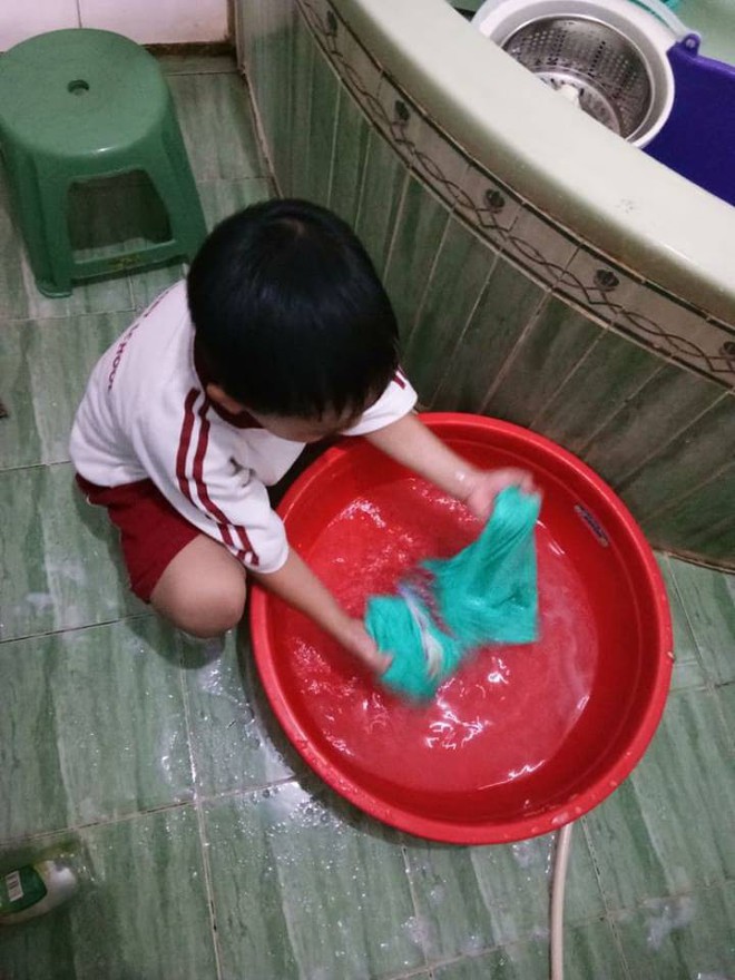 Kh&ocirc;ng qu&aacute;t mắng hay ra lệnh, chỉ d&ugrave;ng chi&ecirc;u thủ thỉ, mẹ 8X dạy con 6 tuổi l&agrave;m việc nh&agrave; nhoay nho&aacute;y - Ảnh 5.