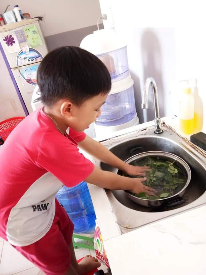 Kh&ocirc;ng qu&aacute;t mắng hay ra lệnh, chỉ d&ugrave;ng chi&ecirc;u thủ thỉ, mẹ 8X dạy con 6 tuổi l&agrave;m việc nh&agrave; nhoay nho&aacute;y - Ảnh 6.