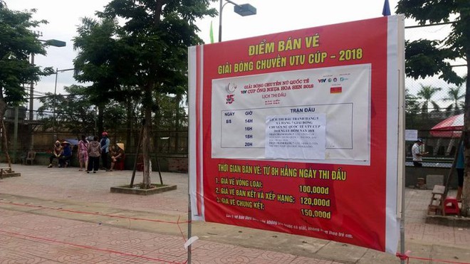 Người dân Hà Tĩnh đặt gạch, ghi tên lên ghế chờ mua vé xem bóng chuyền VTV Cup - Ảnh 3.