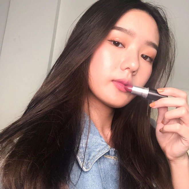 Ngay cả khi d&ugrave;ng son b&oacute;ng, bạn vẫn c&oacute; thể đ&aacute;nh được m&ocirc;i x&iacute; muội si&ecirc;u xinh nhờ 2 thao t&aacute;c đơn giản - Ảnh 1.
