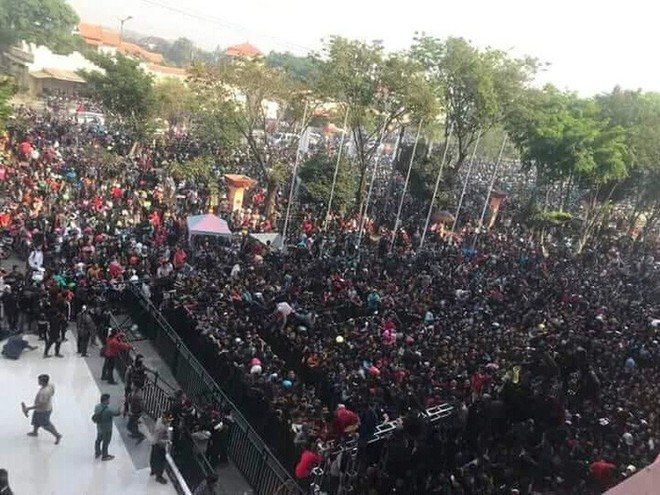 Fan Indonesia vật vạ, qua đ&ecirc;m ngo&agrave;i trời chờ mua v&eacute; trận chung kết U16 ĐN&Aacute; - Ảnh 2.