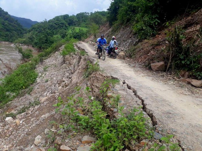 Phá đá thông tuyến đường vành đai biên giới Nghệ An sau bão lũ - Ảnh 1.