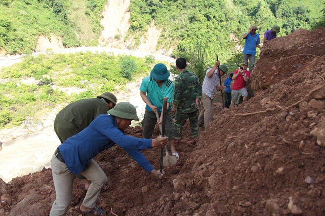 Ph&aacute; đ&aacute; th&ocirc;ng tuyến đường v&agrave;nh đai bi&ecirc;n giới Nghệ An sau b&atilde;o lũ - Ảnh 4.