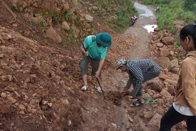 Phá đá thông tuyến đường vành đai biên giới Nghệ An sau bão lũ - Ảnh 9.