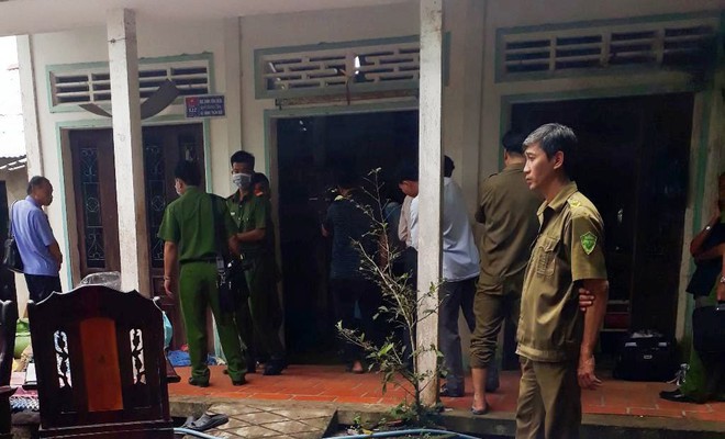 Vụ con trai giết bố mẹ gi&agrave;, đ&acirc;m bị thương hai mẹ con em g&aacute;i: Nghi phạm c&oacute; tiền &aacute;n hiếp d&acirc;m, đang được gi&aacute;m s&aacute;t chặt - Ảnh 1.