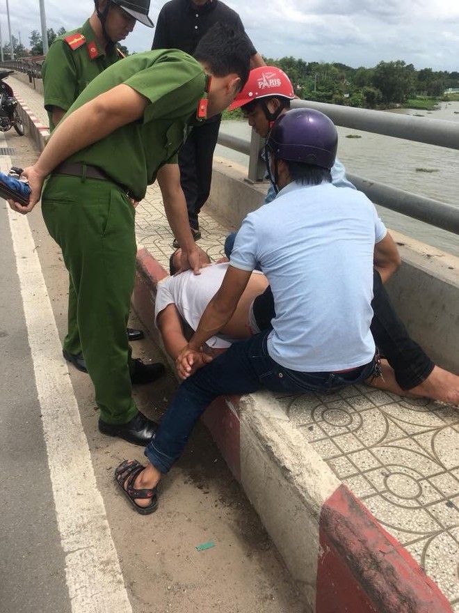 Ngăn chặn th&agrave;nh c&ocirc;ng người đ&agrave;n &ocirc;ng định nhảy cầu tự tử - Ảnh 1.