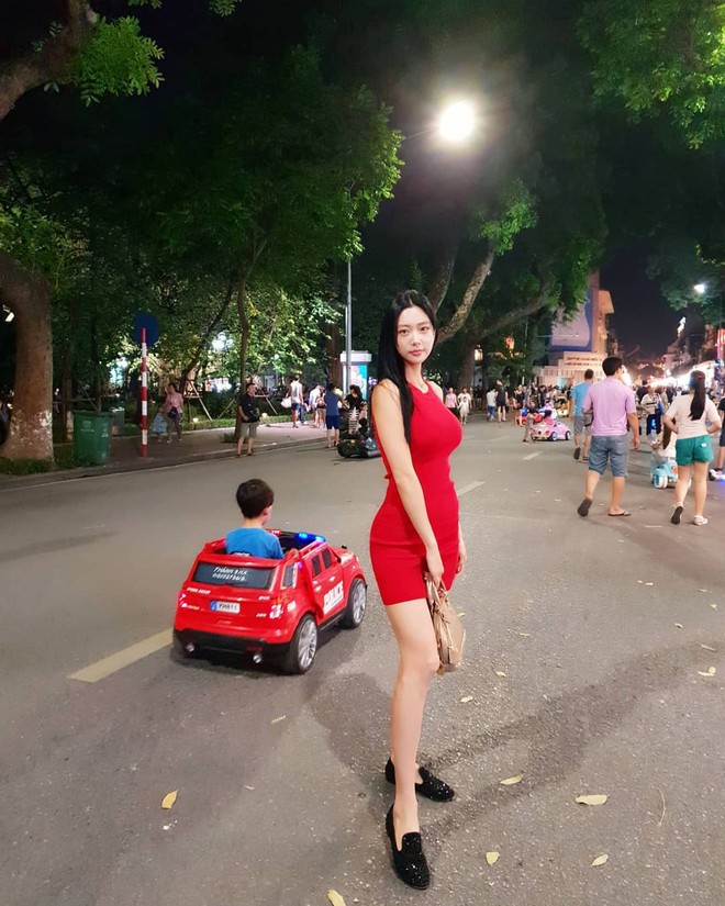 Bom sex xứ Hàn Clara Lee khoe body nóng bỏng khó tin trên phố đi bộ Hà Nội, cứ ngỡ như ảnh chụp tạp chí - Ảnh 1.