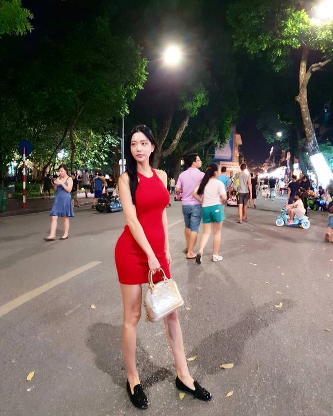 Bom sex xứ Hàn Clara Lee khoe body nóng bỏng khó tin trên phố đi bộ Hà Nội, cứ ngỡ như ảnh chụp tạp chí - Ảnh 2.