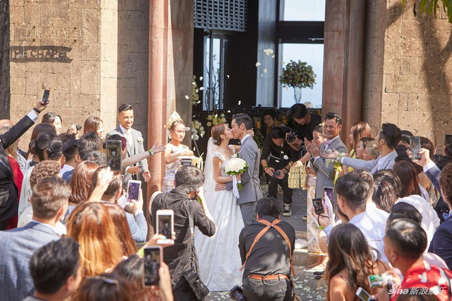 Đám cưới hot nhất Cbiz hôm nay: Trịnh Gia Dĩnh trao nụ hôn ngọt ngào cho bạn gái Hoa hậu trong hôn lễ triệu đô - Ảnh 3.