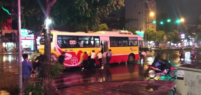 Xe bu&yacute;t chết m&aacute;y giữa trời mưa, phụ xe, h&agrave;nh kh&aacute;ch c&ugrave;ng người d&acirc;n &igrave; ạch đẩy bộ nhận nhiều lời khen từ cộng đồng mạng - Ảnh 3.