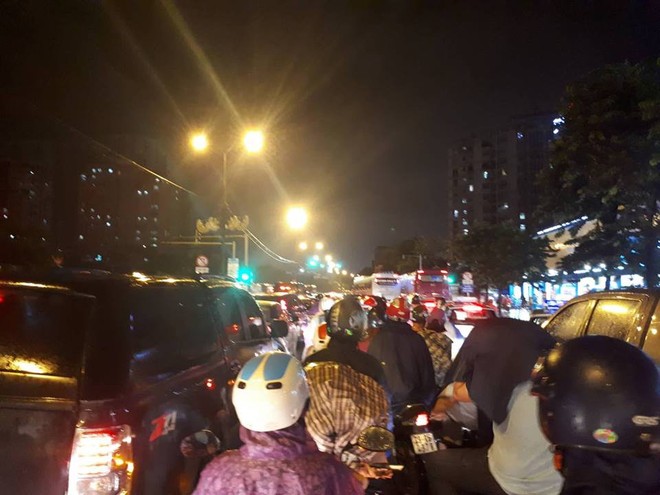 H&agrave; Nội: Nhiều tuyến phố ngập trong biển nước sau trận mưa lớn - Ảnh 7.