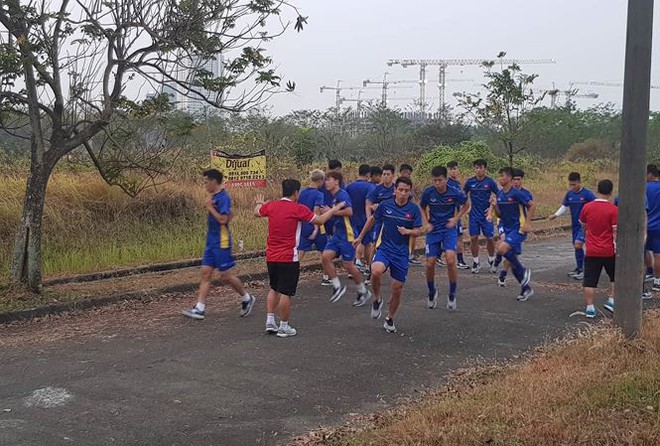 Bị đổi lịch, Olympic Việt Nam luyện công trong... nhà máy - Ảnh 1.