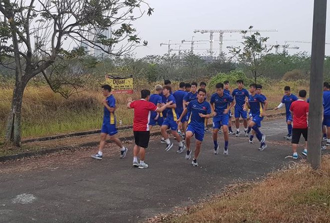 Bị đổi lịch, Olympic Việt Nam luyện công trong... nhà máy - Ảnh 1.