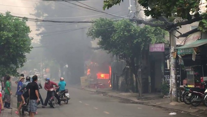 Cháy bãi giữ xe ở gần Sân bay Tân Sơn Nhất, 3 xế hộp bị thiêu rụi - Ảnh 1.