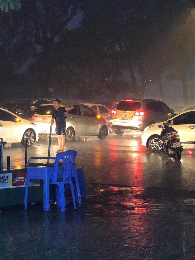 Thanh niên dầm mưa đứng phân luồng giao thông nhận được nhiều bình luận tích cực từ cư dân mạng - Ảnh 1.