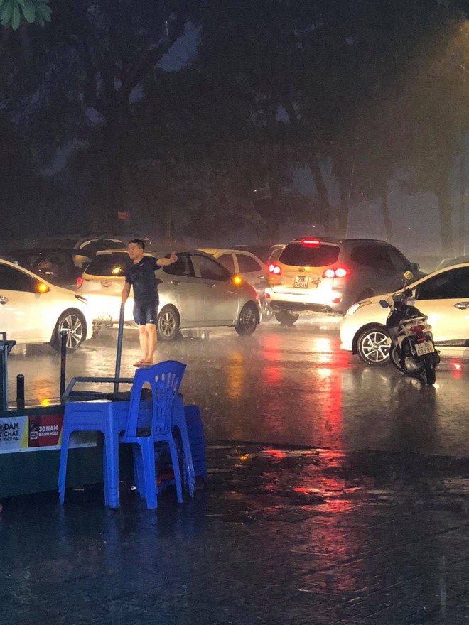 Thanh ni&ecirc;n dầm mưa đứng ph&acirc;n luồng giao th&ocirc;ng nhận được nhiều b&igrave;nh luận t&iacute;ch cực từ cư d&acirc;n mạng - Ảnh 1.