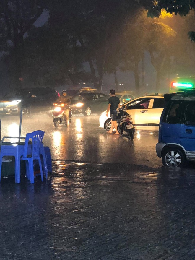 Thanh ni&ecirc;n dầm mưa đứng ph&acirc;n luồng giao th&ocirc;ng nhận được nhiều b&igrave;nh luận t&iacute;ch cực từ cư d&acirc;n mạng - Ảnh 2.