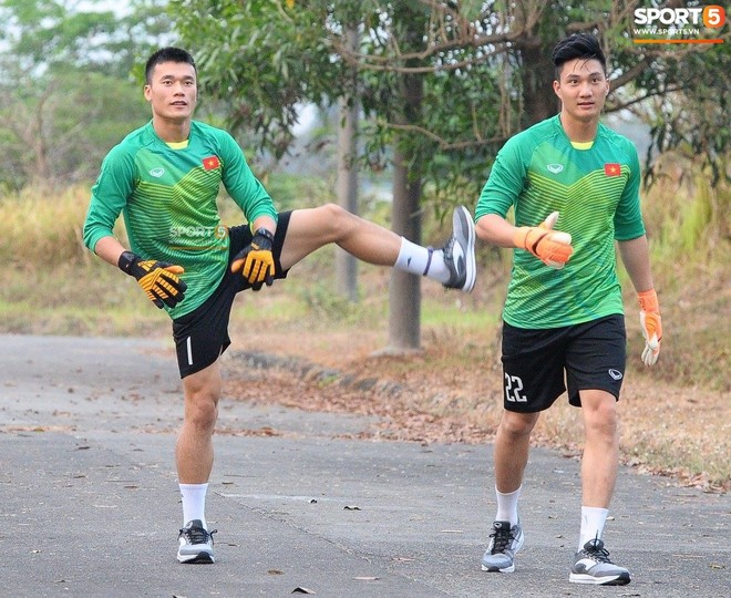 Bùi Tiến Dũng, Văn Hoàng gặp khó khi tập trên sân bê tông - Ảnh 1.