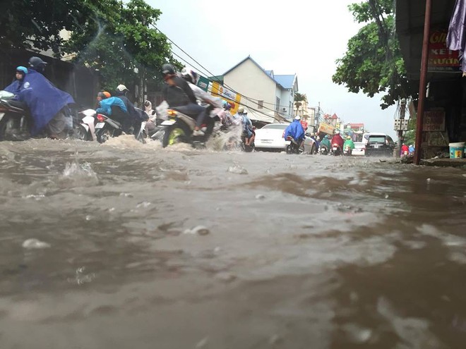 Hà Nội: Nhiều tuyến phố ngập trong biển nước sau trận mưa lớn - Ảnh 3.
