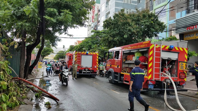 Cháy bãi giữ xe ở gần Sân bay Tân Sơn Nhất, 3 xế hộp bị thiêu rụi - Ảnh 2.