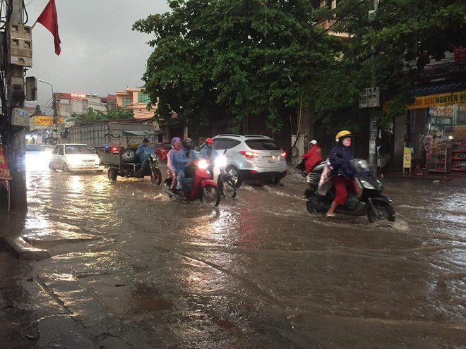 Hà Nội: Nhiều tuyến phố ngập trong biển nước sau trận mưa lớn - Ảnh 2.