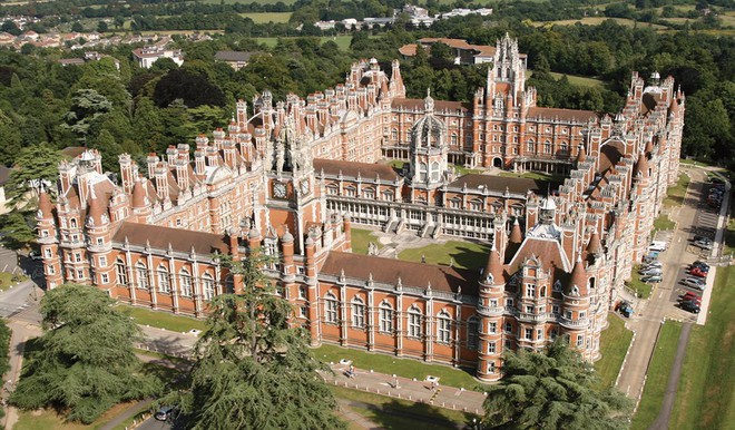 Choáng ngợp với sự nguy nga, tráng lệ của Đại học dành cho giới Hoàng gia Anh: Royal Holloway - Ảnh 1.