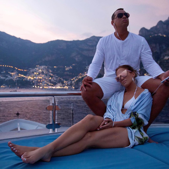 C&aacute;ch Jennifer Lopez c&ugrave;ng bồ trẻ chứng minh t&igrave;nh y&ecirc;u: Diện đồ t&ocirc;ng xuyệt t&ocirc;ng với nhau bất cứ khi n&agrave;o c&oacute; thể - Ảnh 1.
