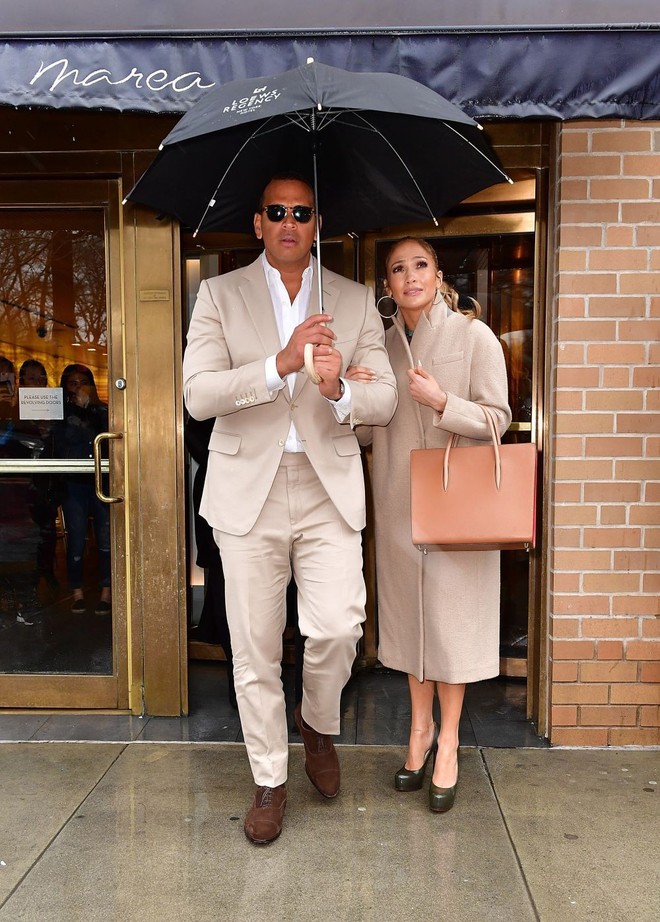 C&aacute;ch Jennifer Lopez c&ugrave;ng bồ trẻ chứng minh t&igrave;nh y&ecirc;u: Diện đồ t&ocirc;ng xuyệt t&ocirc;ng với nhau bất cứ khi n&agrave;o c&oacute; thể - Ảnh 3.
