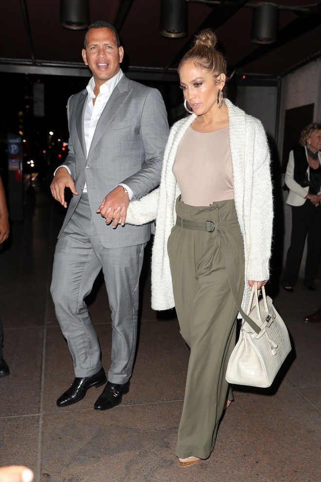 C&aacute;ch Jennifer Lopez c&ugrave;ng bồ trẻ chứng minh t&igrave;nh y&ecirc;u: Diện đồ t&ocirc;ng xuyệt t&ocirc;ng với nhau bất cứ khi n&agrave;o c&oacute; thể - Ảnh 5.