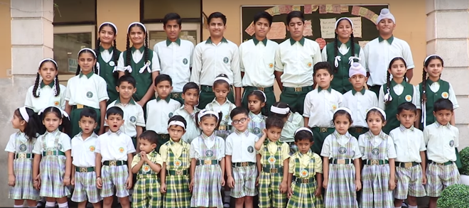 Trường học có tới 17 cặp sinh đôi ở Ấn Độ khiến giáo viên hoang mang vì không thể phân biệt được ai là ai - Ảnh 2.