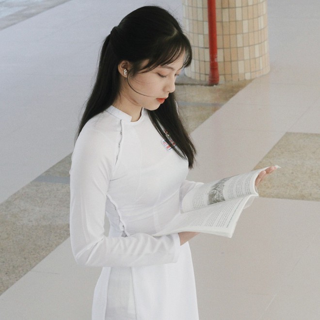 Chưa đến năm học mới, thiếu nữ Đà Nẵng đã gây sốt với bức ảnh diện áo dài xinh đẹp hơn nắng mai - Ảnh 2. Chưa đến năm học mới, thiếu nữ Đà Nẵng đã gây sốt với bức ảnh diện áo dài xinh đẹp hơn nắng mai - Ảnh 2.