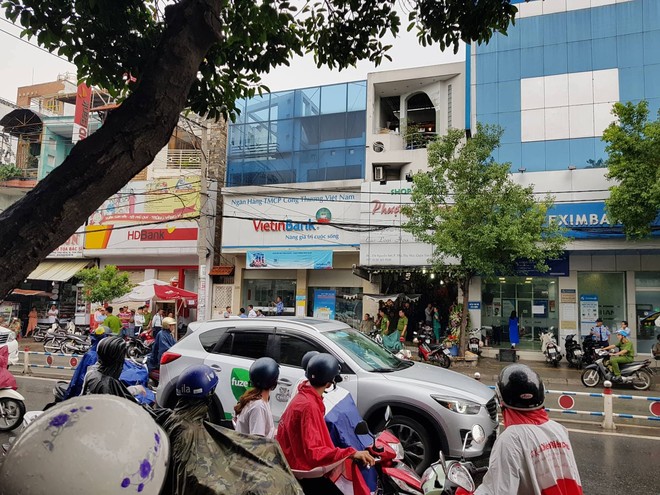 Xông vào ngân hàng ở Sài Gòn cướp 1 triệu đồng của khách, nam thanh niên bị bắt giữ khi đang xòe tiền ra đếm - Ảnh 2.