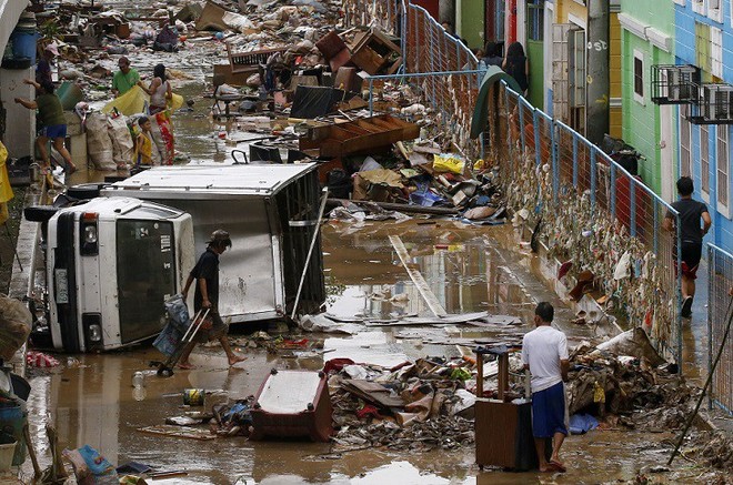 Philippines: Sóng lớn ngập ngụa rác đánh thẳng vào bờ, công nhân vệ sinh lại cần mẫn lấy xẻng... hất ngược ra biển - Ảnh 2.