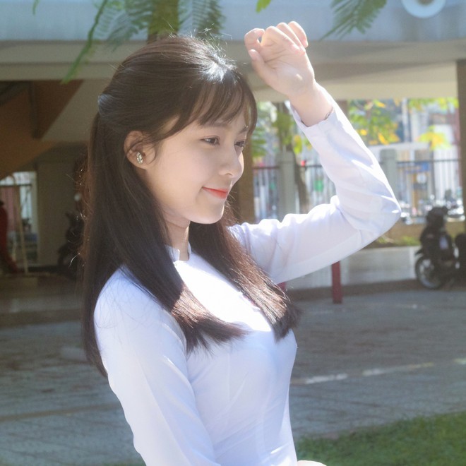 Chưa đến năm học mới, thiếu nữ Đà Nẵng đã gây sốt với bức ảnh diện áo dài xinh đẹp hơn nắng mai - Ảnh 1.