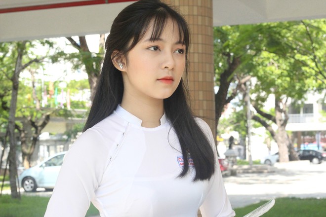 Chưa đến năm học mới, thiếu nữ Đà Nẵng đã gây sốt với bức ảnh diện áo dài xinh đẹp hơn nắng mai - Ảnh 2. Chưa đến năm học mới, thiếu nữ Đà Nẵng đã gây sốt với bức ảnh diện áo dài xinh đẹp hơn nắng mai - Ảnh 2.