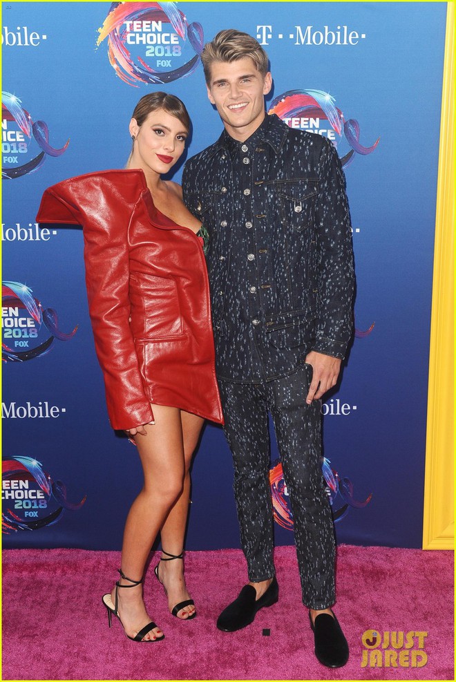 D&agrave;n sao trẻ hot nhất Hollywood tề tựu khoe sắc gợi cảm tr&ecirc;n thảm hồng Teen Choice Awards 2018 - Ảnh 8.