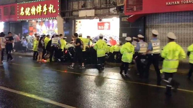 Trung Quốc: Ba người đi đường tử vong do bị bảng hiệu rơi trúng đầu - Ảnh 1.
