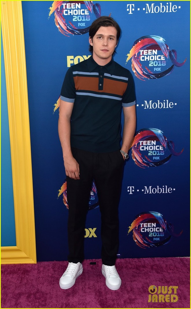 D&agrave;n sao trẻ hot nhất Hollywood tề tựu khoe sắc gợi cảm tr&ecirc;n thảm hồng Teen Choice Awards 2018 - Ảnh 6.