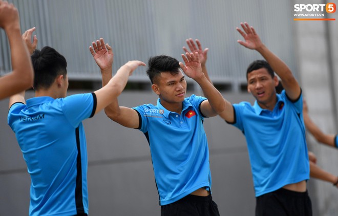 Olympic Việt Nam phải tập cạnh mương, cống tho&aacute;t nước thải - Ảnh 1.