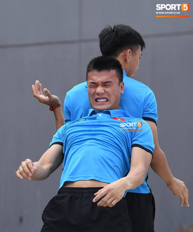 Olympic Việt Nam phải tập cạnh mương, cống tho&aacute;t nước thải - Ảnh 11.