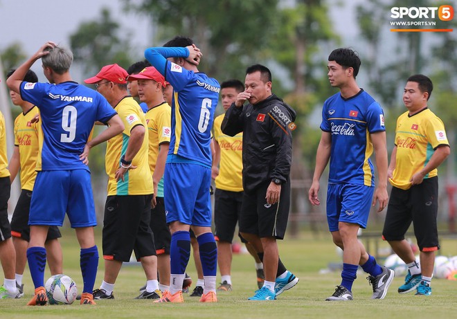 Olympic Việt Nam phải tập cạnh mương, cống tho&aacute;t nước thải - Ảnh 4.