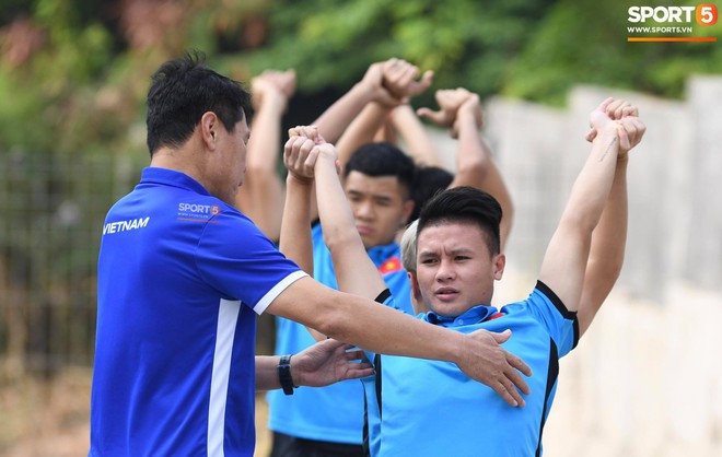 Olympic Việt Nam phải tập cạnh mương, cống tho&aacute;t nước thải - Ảnh 5.