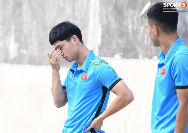 Olympic Việt Nam phải tập cạnh mương, cống tho&aacute;t nước thải - Ảnh 6.