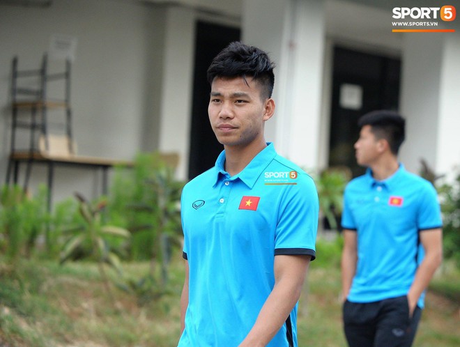 Olympic Việt Nam phải tập cạnh mương, cống tho&aacute;t nước thải - Ảnh 7.