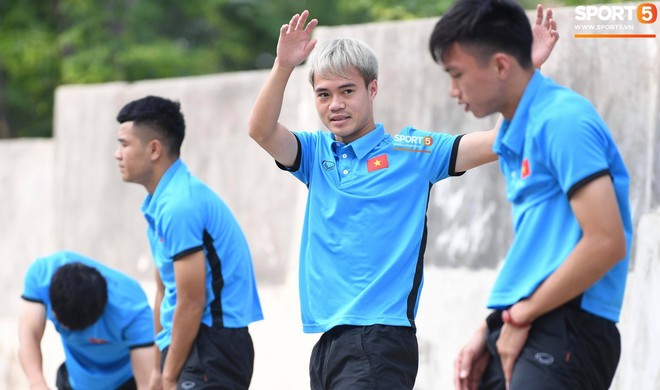 Olympic Việt Nam phải tập cạnh mương, cống tho&aacute;t nước thải - Ảnh 8.