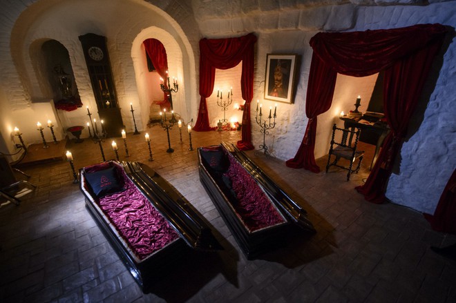 Ghé thăm lâu đài của bá tước Dracula khét tiếng: U ám và tĩnh mịch đến sởn tóc gáy nhưng liệu có đẫm máu như lời đồn? - Ảnh 10.