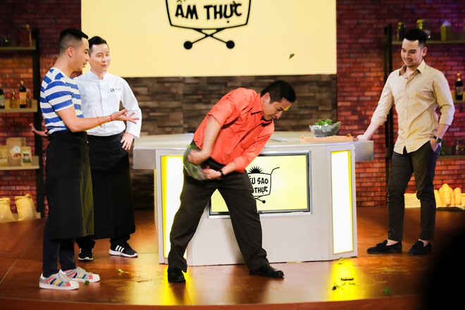 Chết cười với màn vẩy rau rơi hết ra ngoài của người chơi, MC gameshow ẩm thực - Ảnh 4.