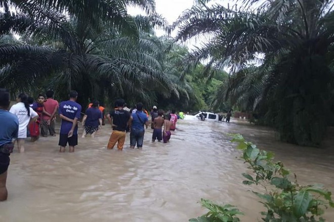 Sau khi giải cứu đội bóng nhí Thái Lan, thợ lặn người Đan Mạch lại được người dân cứu ra khỏi dòng nước lũ - Ảnh 1.