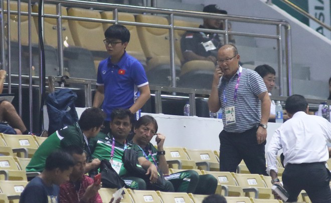HLV Park Hang Seo cùng trợ lý đi do thám Olympic Nhật Bản - Ảnh 1.