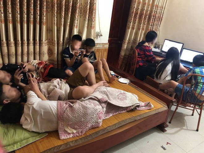 H&igrave;nh ảnh hơn chục đứa trẻ y&ecirc;n lặng, d&aacute;n mắt v&agrave;o smartphone m&agrave; kh&ocirc;ng cần quan t&acirc;m đến thế giới xung quanh khiến nhiều người giật m&igrave;nh - Ảnh 3.